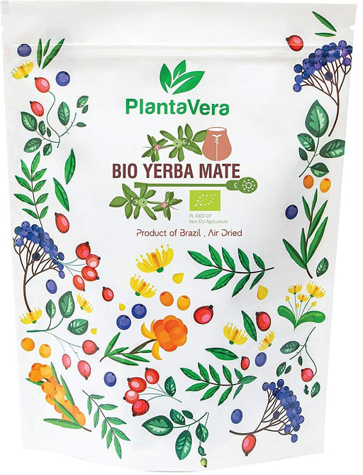 Eine weiße Packung Bio Yerba Mate mit einem farbenfrohen Design, daneben ein roter Mate Becher gefüllt mit Yerba Mate Tee und einem Bombilla.