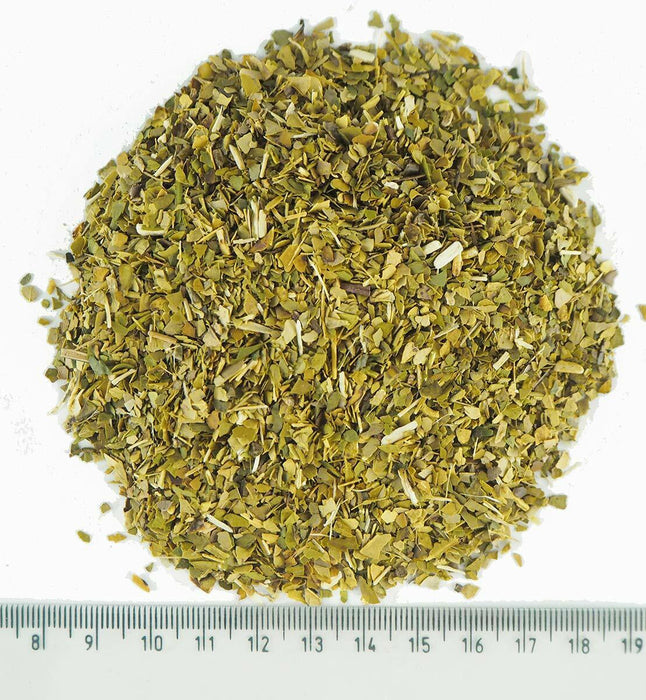 Großzügiger Haufen fein gemahlenen Yerba Mate neben einem Maßband, der die Quantität und Feinheit des Produktes hervorhebt.