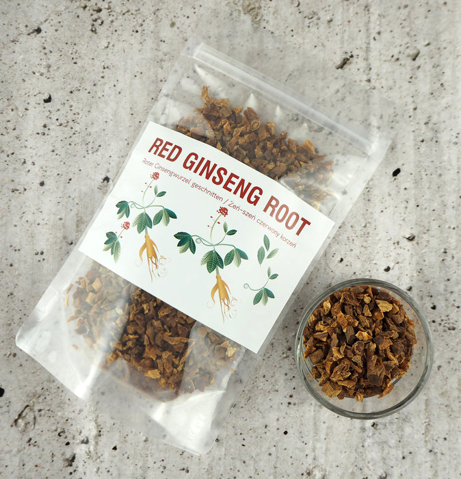 Geschnittener roter Ginseng in transparenter Verpackung auf einer Betonoberfläche, kräftigende Wurzel.