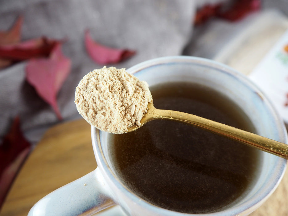 Messlöffel mit Bio Maca Pulver, Nahaufnahme, ideal für Energie und Vitalität.