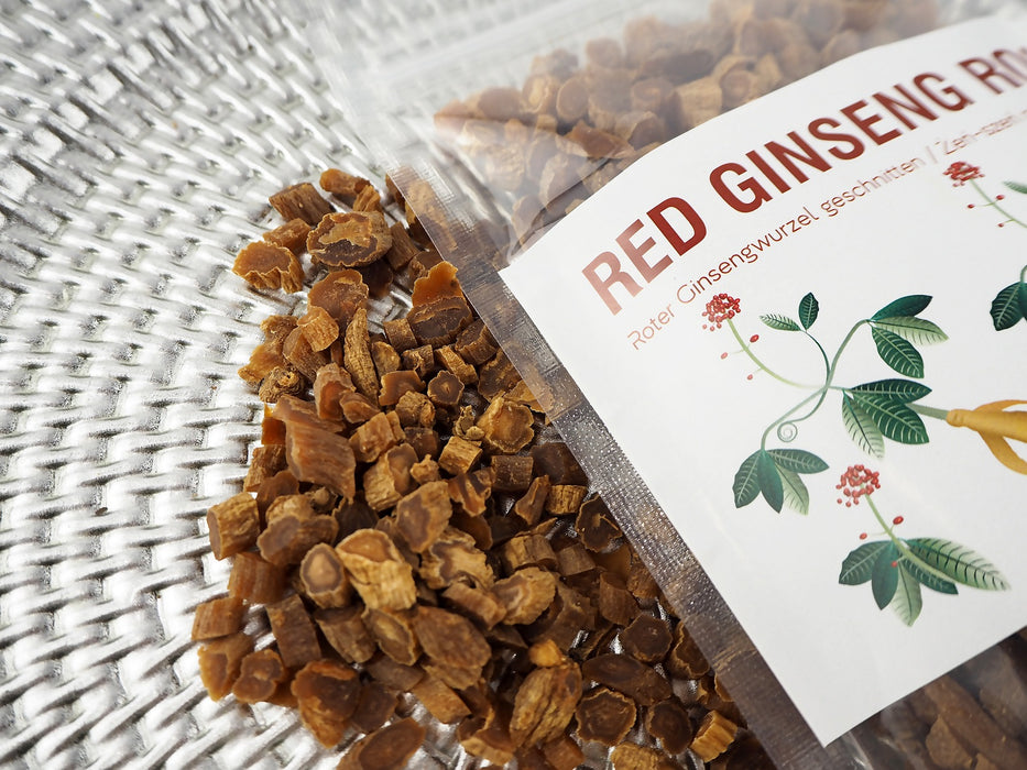 Geschnittener Roter Ginseng auf Metalluntergrund, hochwertiges Naturprodukt.